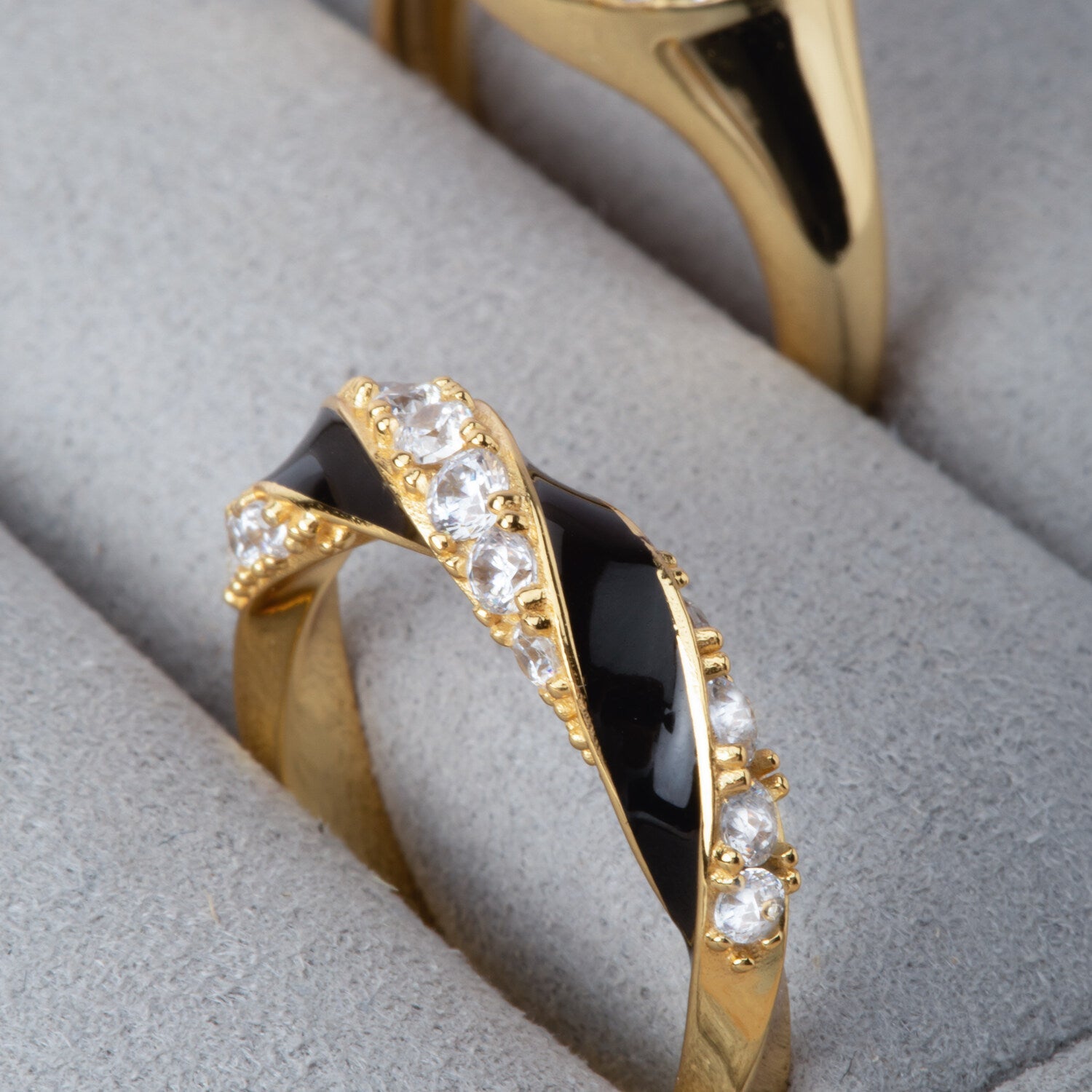 18K gold plated | White and black enamel | 60, 18K gold plated | White and black enamel | 54, 18K gold plated | White and black enamel | 52
