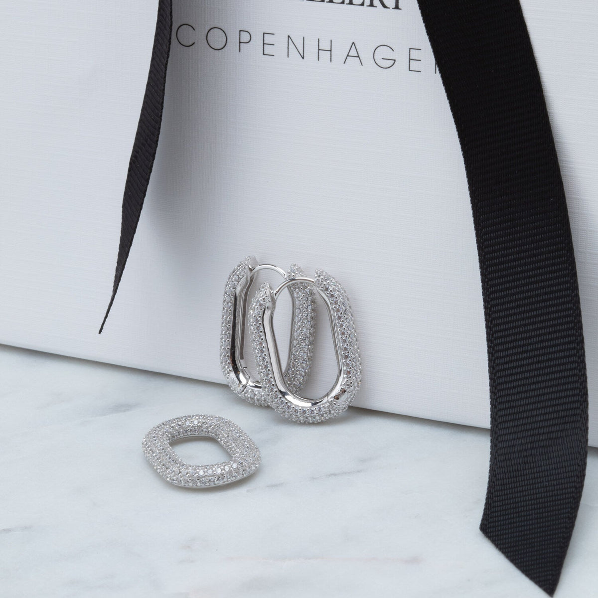 925 Sterling silver | White